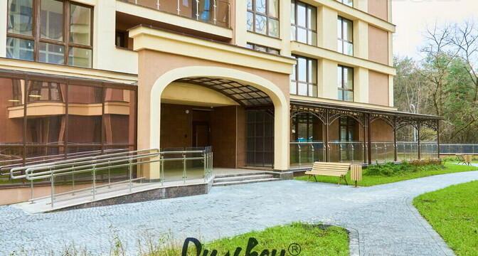 Акценты, шикарный вид и картина белорусского художника за $ 2,6 тысячи. Вот какая необычная «трешка» продается возле парка Челюскинцев