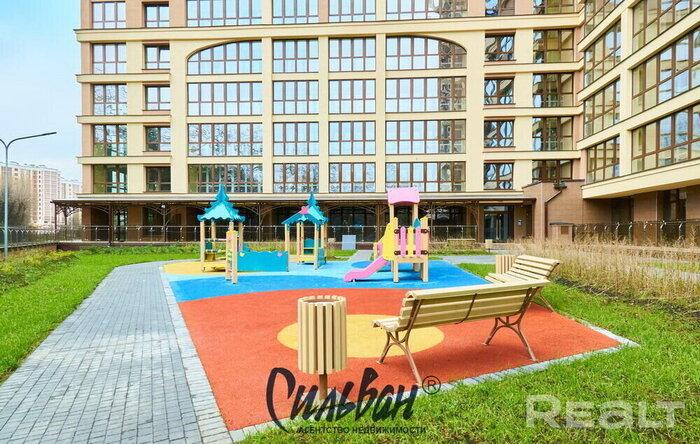 Акценты, шикарный вид и картина белорусского художника за $ 2,6 тысячи. Вот какая необычная «трешка» продается возле парка Челюскинцев