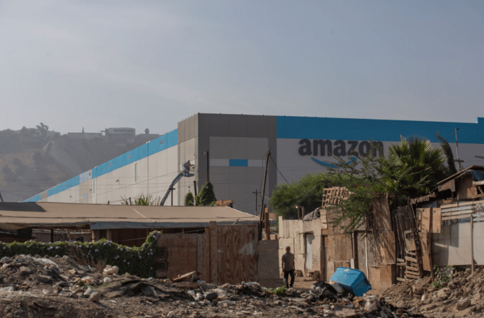 Amazon построил склад за $21 миллион среди мексиканских трущоб. Фото этого здания стало вирусным
