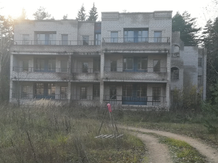 На торги выставили базу отдыха на берегу Днепра. За клуб, медкорпус и еще 10 объектов просят совсем немного