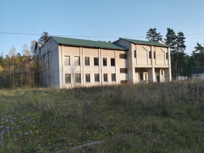 На торги выставили базу отдыха на берегу Днепра. За клуб, медкорпус и еще 10 объектов просят совсем немного