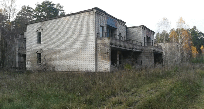 На торги выставили базу отдыха на берегу Днепра. За клуб, медкорпус и еще 10 объектов просят совсем немного