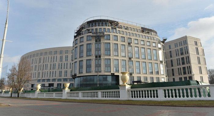 «Салют, Минск! Скоро здесь будет красиво!». У здания «не-Кемпински» возле цирка убрали ограждения – теперь видно, как оно выглядит