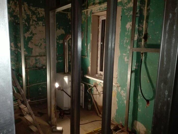 «Я поняла, что не смогу здесь жить с ребенком». Молодая семья показала, как они своими силами переделывают старый дом
