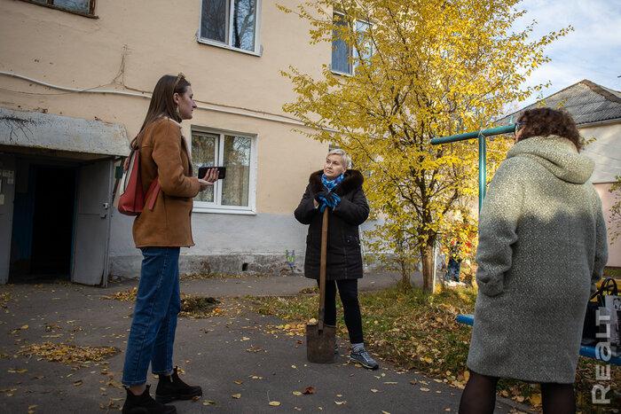 «Сидишь в туалете и боишься, что на тебя стена упадет». Как живут люди в домах под снос прямо у метро «Михалово»