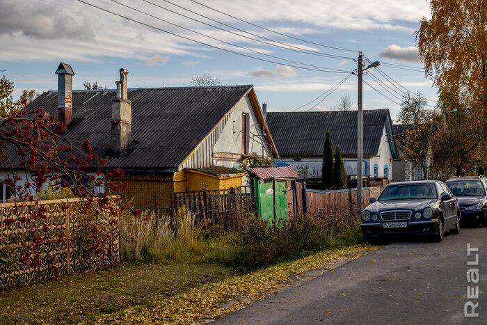 «Сидишь в туалете и боишься, что на тебя стена упадет». Как живут люди в домах под снос прямо у метро «Михалово»