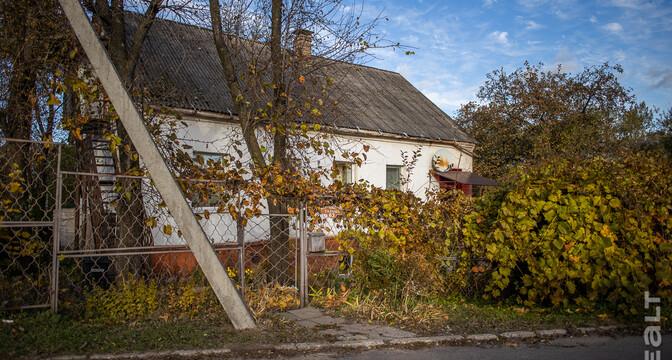 «Сидишь в туалете и боишься, что на тебя стена упадет». Как живут люди в домах под снос прямо у метро «Михалово»