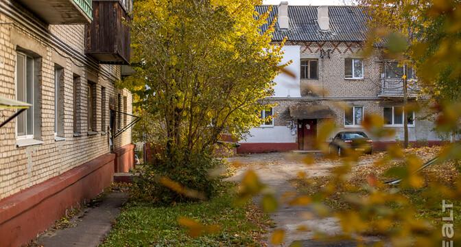 «Сидишь в туалете и боишься, что на тебя стена упадет». Как живут люди в домах под снос прямо у метро «Михалово»