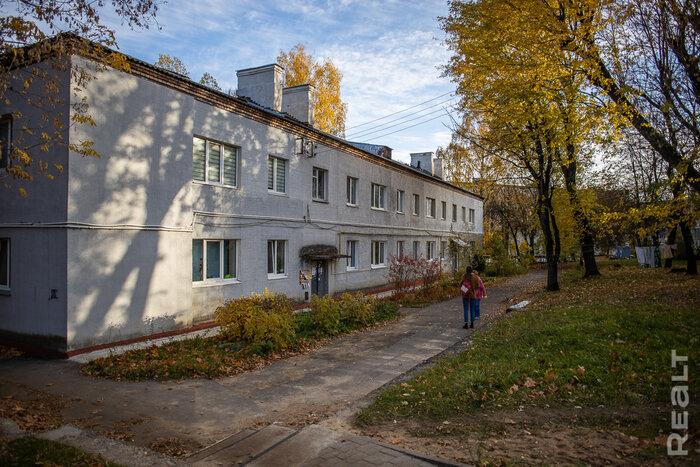 «Сидишь в туалете и боишься, что на тебя стена упадет». Как живут люди в домах под снос прямо у метро «Михалово»