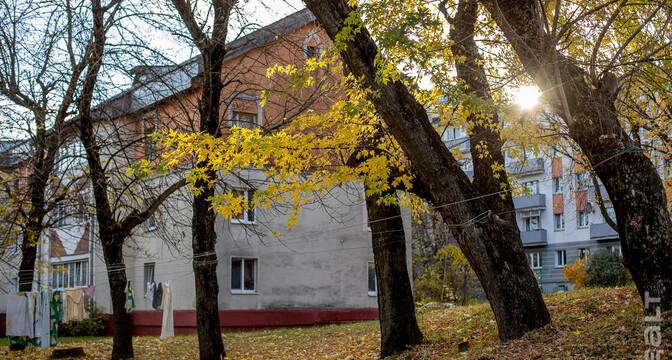 «Сидишь в туалете и боишься, что на тебя стена упадет». Как живут люди в домах под снос прямо у метро «Михалово»