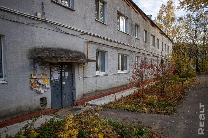 «Сидишь в туалете и боишься, что на тебя стена упадет». Как живут люди в домах под снос прямо у метро «Михалово»