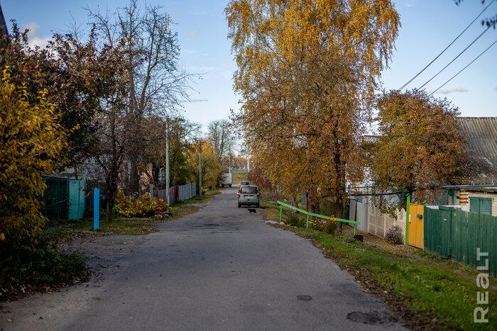 «Сидишь в туалете и боишься, что на тебя стена упадет». Как живут люди в домах под снос прямо у метро «Михалово»