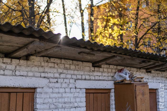 «Сидишь в туалете и боишься, что на тебя стена упадет». Как живут люди в домах под снос прямо у метро «Михалово»