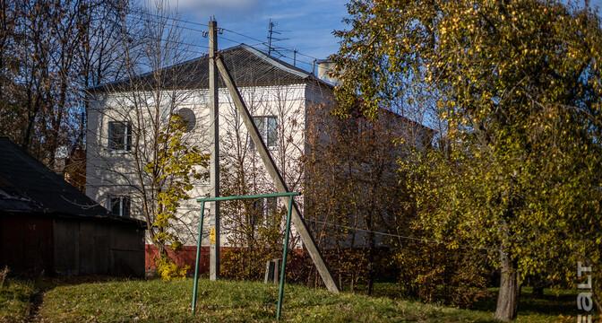 «Сидишь в туалете и боишься, что на тебя стена упадет». Как живут люди в домах под снос прямо у метро «Михалово»