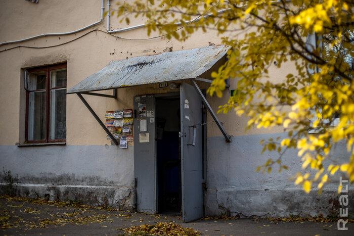 «Сидишь в туалете и боишься, что на тебя стена упадет». Как живут люди в домах под снос прямо у метро «Михалово»