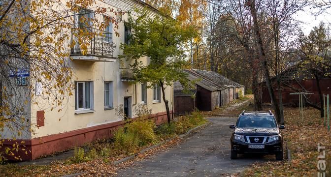 «Сидишь в туалете и боишься, что на тебя стена упадет». Как живут люди в домах под снос прямо у метро «Михалово»