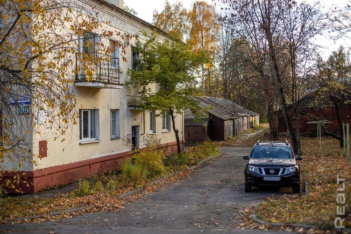 «Сидишь в туалете и боишься, что на тебя стена упадет». Как живут люди в домах под снос прямо у метро «Михалово»