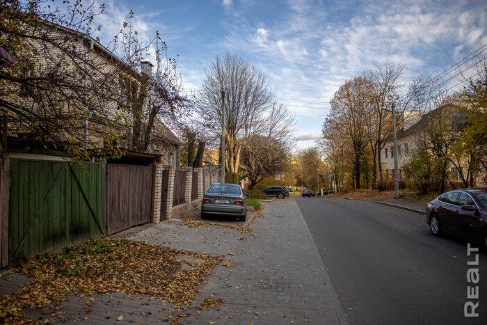 «Сидишь в туалете и боишься, что на тебя стена упадет». Как живут люди в домах под снос прямо у метро «Михалово»