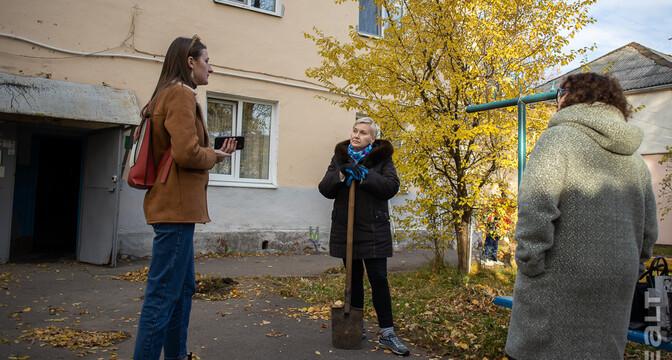 «Сидишь в туалете и боишься, что на тебя стена упадет». Как живут люди в домах под снос прямо у метро «Михалово»
