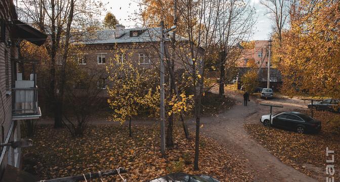 «Сидишь в туалете и боишься, что на тебя стена упадет». Как живут люди в домах под снос прямо у метро «Михалово»