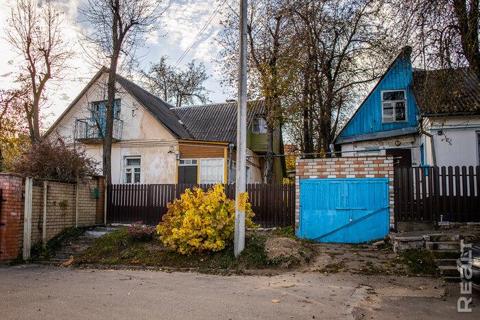 «Сидишь в туалете и боишься, что на тебя стена упадет». Как живут люди в домах под снос прямо у метро «Михалово»