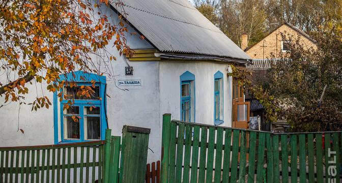 «Сидишь в туалете и боишься, что на тебя стена упадет». Как живут люди в домах под снос прямо у метро «Михалово»