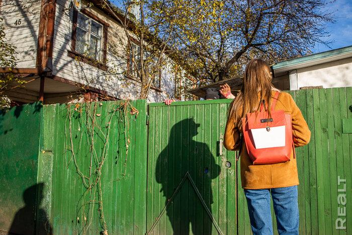 «Сидишь в туалете и боишься, что на тебя стена упадет». Как живут люди в домах под снос прямо у метро «Михалово»