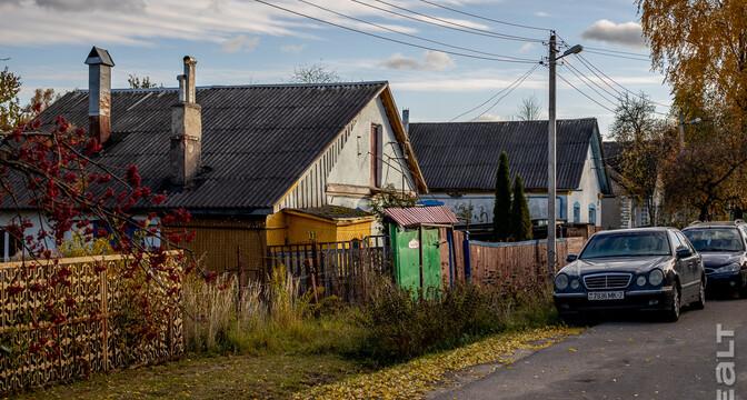«Сидишь в туалете и боишься, что на тебя стена упадет». Как живут люди в домах под снос прямо у метро «Михалово»