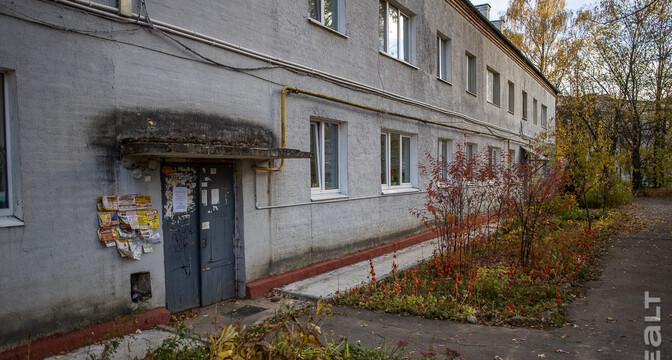 «Сидишь в туалете и боишься, что на тебя стена упадет». Как живут люди в домах под снос прямо у метро «Михалово»