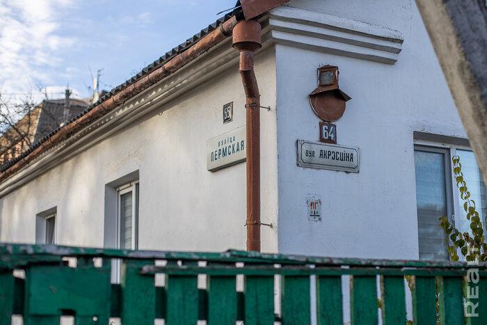 «Сидишь в туалете и боишься, что на тебя стена упадет». Как живут люди в домах под снос прямо у метро «Михалово»