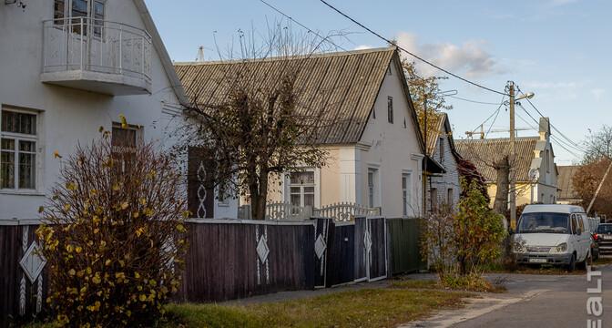 «Сидишь в туалете и боишься, что на тебя стена упадет». Как живут люди в домах под снос прямо у метро «Михалово»