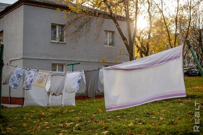 «Сидишь в туалете и боишься, что на тебя стена упадет». Как живут люди в домах под снос прямо у метро «Михалово»