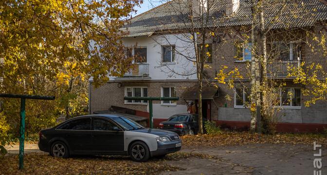 «Сидишь в туалете и боишься, что на тебя стена упадет». Как живут люди в домах под снос прямо у метро «Михалово»