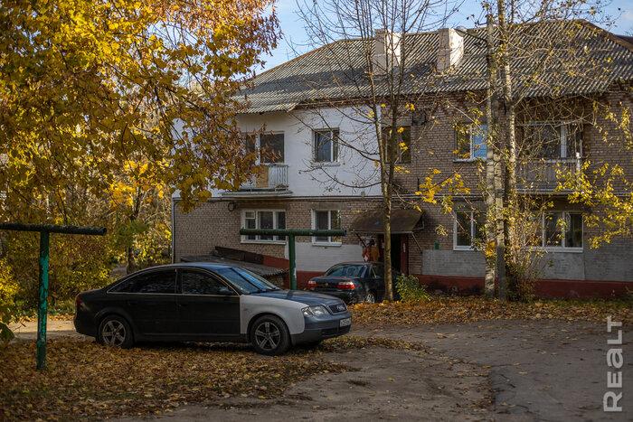 «Сидишь в туалете и боишься, что на тебя стена упадет». Как живут люди в домах под снос прямо у метро «Михалово»