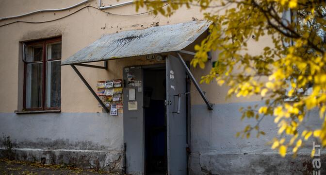 «Сидишь в туалете и боишься, что на тебя стена упадет». Как живут люди в домах под снос прямо у метро «Михалово»