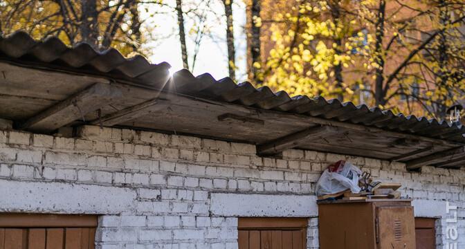 «Сидишь в туалете и боишься, что на тебя стена упадет». Как живут люди в домах под снос прямо у метро «Михалово»