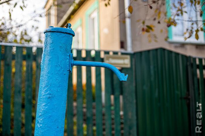 «Сидишь в туалете и боишься, что на тебя стена упадет». Как живут люди в домах под снос прямо у метро «Михалово»