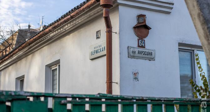 «Сидишь в туалете и боишься, что на тебя стена упадет». Как живут люди в домах под снос прямо у метро «Михалово»