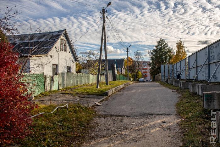 «Сидишь в туалете и боишься, что на тебя стена упадет». Как живут люди в домах под снос прямо у метро «Михалово»