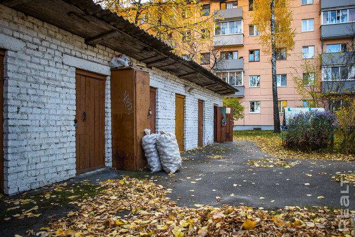 «Сидишь в туалете и боишься, что на тебя стена упадет». Как живут люди в домах под снос прямо у метро «Михалово»