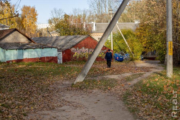 «Сидишь в туалете и боишься, что на тебя стена упадет». Как живут люди в домах под снос прямо у метро «Михалово»