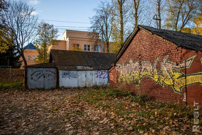 «Сидишь в туалете и боишься, что на тебя стена упадет». Как живут люди в домах под снос прямо у метро «Михалово»