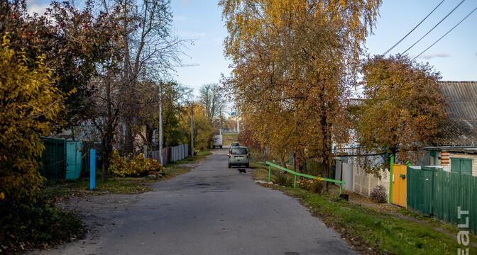 «Сидишь в туалете и боишься, что на тебя стена упадет». Как живут люди в домах под снос прямо у метро «Михалово»