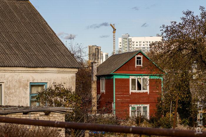 «Сидишь в туалете и боишься, что на тебя стена упадет». Как живут люди в домах под снос прямо у метро «Михалово»
