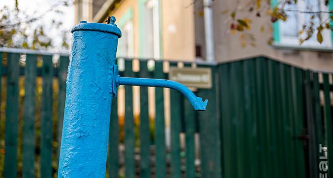 «Сидишь в туалете и боишься, что на тебя стена упадет». Как живут люди в домах под снос прямо у метро «Михалово»