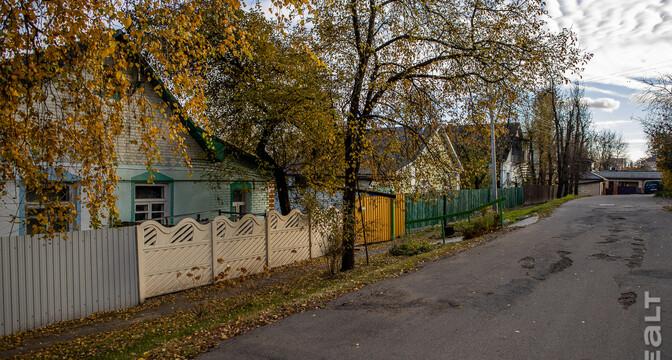 «Сидишь в туалете и боишься, что на тебя стена упадет». Как живут люди в домах под снос прямо у метро «Михалово»