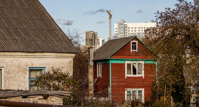«Сидишь в туалете и боишься, что на тебя стена упадет». Как живут люди в домах под снос прямо у метро «Михалово»