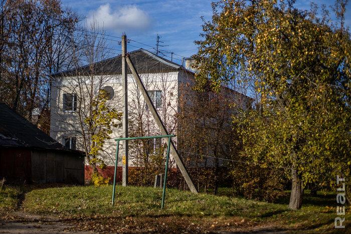 «Сидишь в туалете и боишься, что на тебя стена упадет». Как живут люди в домах под снос прямо у метро «Михалово»