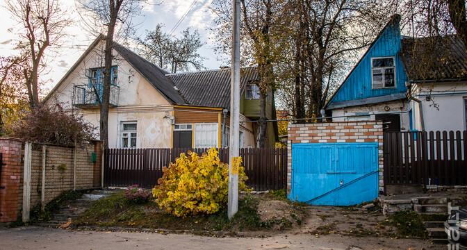 «Сидишь в туалете и боишься, что на тебя стена упадет». Как живут люди в домах под снос прямо у метро «Михалово»