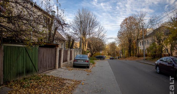 «Сидишь в туалете и боишься, что на тебя стена упадет». Как живут люди в домах под снос прямо у метро «Михалово»